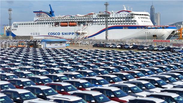 Chinas Außenhandel fällt weniger stark als erwartet Neuwagen warten auf einer Werft in Yantai in der ostchinesischen Provinz Shandong auf ihren Transport. Die Entwicklung des chinesischen Außenhandels war im September erneut rückläufig.