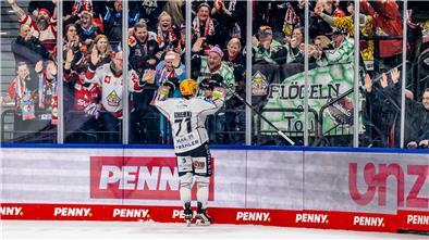 Neuzugang Cedric Schiemenz schießt die Pinguins im Penaltyschießen zum Sieg und lässt sich von den mitgereisten Fans feiern.