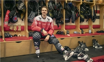 Eishockeyspieler Joose Antonen sitzt in der Kabine der Fischtown Pinguins.