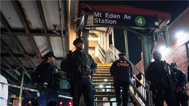 Mindestens ein Toter bei Schüssen in New Yorker U-Bahn New Yorker Polizisten stehen nach Schüssen in der U-Bahn-Station Mount Eden Avenue im New Yorker Stadtbezirk Bronx Wache.