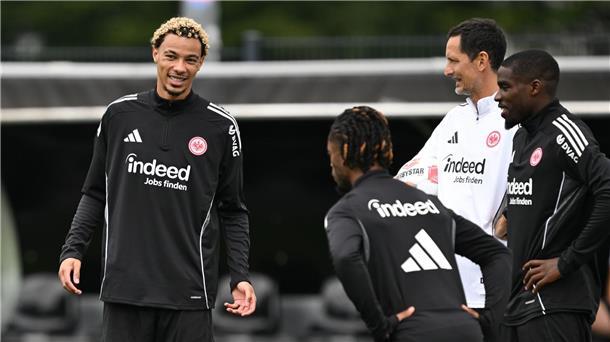Medien: Eintracht lehnt Mega-Angebot für Ekitiké ab Newcastle United soll an Frankfurts Hugo Ekitiké (l) interessiert sein.