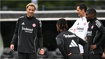 Newcastle United soll an Frankfurts Hugo Ekitiké (l) interessiert sein.