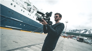 Tim David Müller-Zitzke aus Bremerhaven filmt mit einer Kamera.