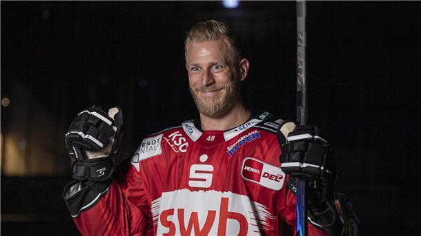 Ein jubelnder Eishockeyspieler