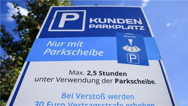 Verbraucherzentralen: Ärger über Parkplatzfirmen wächst Nicht an allen Parkplätzen seien die Parkbedingungen ausreichend ausgeschildert, kritisieren Verbraucherschützer. (Archivbild)