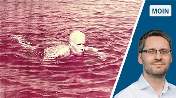 Mit ein bisschen Fantasie springt der Präsident in die Nordsee Ein Mann, der im Wasser schwimmt.