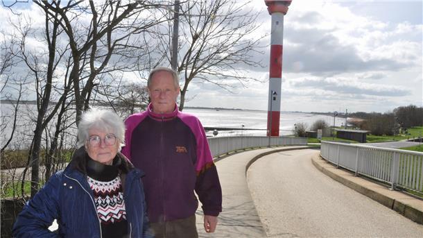 Nicht geeignet für Rollstuhlfahrer ist aus Sicht des Senioren- und Behindertenbeirats der Stadt Nordenham die Brücke über die Bahnstrecke zum Unionpier. Unser Bild zeigt Marlies Strauch und Hermann Noelcke vom Beirat.