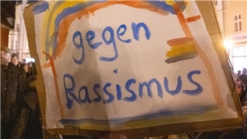 Ein Plakat auf einer Demonstration