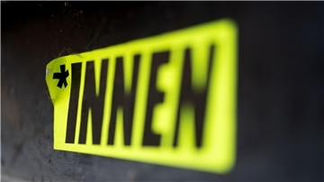 „Nicht länger erlaubt sind verkürzte Formen mit Sonderzeichen wie beispielsweise dem Genderstern, dem Doppelpunkt und dem Binnen-I.“