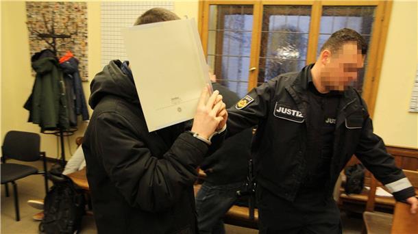 Nicht mehr elf Brandstiftungen werden dem jungen Feuerwehrmann aus Bremerhaven vorgeworfen, sondern nur noch drei. In Haft blieb er trotzdem.