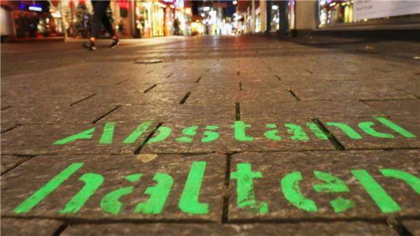 Nicht nur Abstand halten gilt weiterhin. Auch die Beschränkung auf maximal zehn Personen aus zwei Haushalten bleibt bestehen.