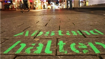 Nicht nur Abstand halten gilt weiterhin. Auch die Beschränkung auf maximal zehn Personen aus zwei Haushalten bleibt bestehen.