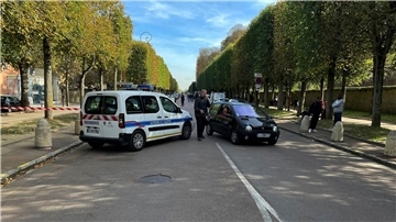 Nicht nur an Schulen: Polizisten waren auch am Schloss von Versailles wegen einer Bombendrohung im Einsatz.