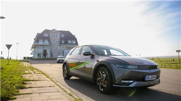 E-Auto steht auf dem Deich in Wremen, Kreis Cuxhaven
