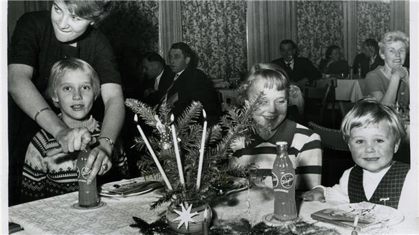 Advent und Weihnachten sind ohne Feiern nur halb so schön Nicht nur die Kinder waren vergnügt bei der Weihnachtsfeier des Clubs Unter uns im Dezember 1960.