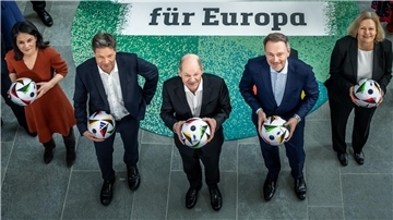 Nicht nur die Politik schaut auf die Fußball-EM. Auch die Wirtschaft erhofft sich einen Anstoß der Konjunktur.