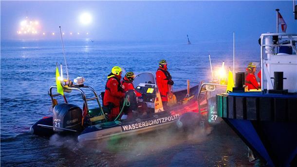 Umschlag von Atommüll in Nordenham: Das ist die bisherige Bilanz Nicht nur die Wasserschutzpolizei - hier in einem Schlauchboot auf der Weser zu sehen -, sondern auch Kräfte der Bundes- und der Landespolizei sind wegen des Atommüllumschlags in Nordenham im Einsatz.
