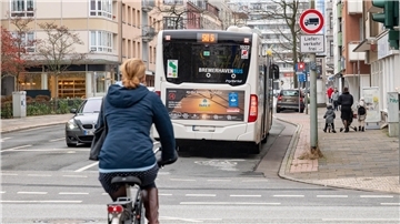 Nicht nur direkte Anwohner, sondern auch Menschen aus dem Quartier wünschen sich, dass Verkehr in Bremerhaven aktiv gelenkt wird - und wie hier in der „Alten Bürger“ mit Tempo 30 beruhigt.