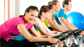 Nicht nur für junge Leute: Indoor Cycling ist für alle Altersgruppen interessant. Im SVN-Vitalzentrum starten entsprechende Angebote.