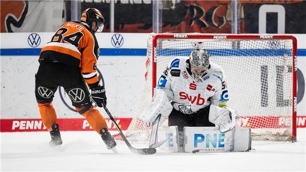 Torhüter Franzreb hält den Sieg im Nordderby fest Nicht nur in dieser Szene wurde Pinguins-Keeper Maximilian Franzreb zur unüberwindbaren Mauer für die Wolfsburger. Der Schlussmann war der Spieler des Tages.