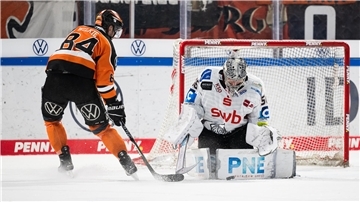 Nicht nur in dieser Szene wurde Pinguins-Keeper Maximilian Franzreb zur unüberwindbaren Mauer für die Wolfsburger. Der Schlussmann war der Spieler des Tages.