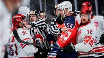 Rudelbildung auf dem Eis. Eishockeyspieler zweier Teams sagen sich die Meinung. Mittendrin die Spieler Andy Miele und Phillip Bruggisser von den Fischtown Pinguins aus Bremerhaven.