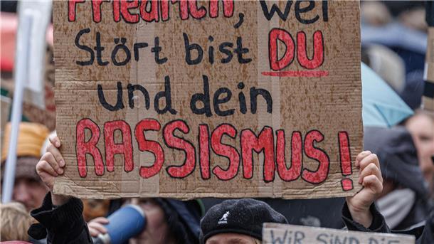 Demos gegen Merz-Äußerung - „Friedrich“-Protestsong Nicht nur Menschen mit Migrationshintergrund werfen Bundeskanzler Friedrich Merz (CDU) nach seinen Äußerungen zu Migration und dem „Stadtbild“ Rassismus vor.