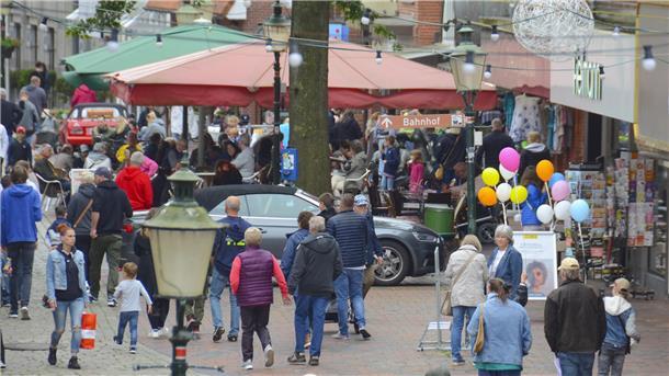 Das Bremervörder Stadtfest ist sogar am Himmel ein Erfolg Nicht nur mit dem Besucherandrang beim Stadtfest waren die Veranstalter des Bremervörder City- und Stadtmarketingvereins (BCSM) sehr zufrieden. Das Konzept, ein „Fest für die ganze Familie“ auf die Beine zu stellen, sei aufgegangen, hieß es.