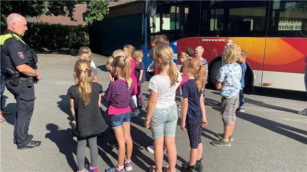 Nicht nur mit einem Bustraining wurde jetzt Kinder an der Oste-Grundschule Heeslingen für den Schulweg fit gemacht. 