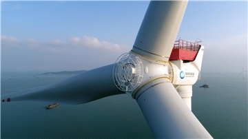 Riesige Windkraftanlage auf hoher See