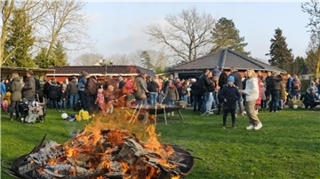 Nicht nur zu Ostern, sondern immer, wenn es gemütlich werden soll, werden im Amtsgarten Dorum die Feuerschalen rausgeholt.