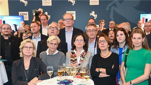 SPD klar stärkste Kraft in Niedersachsen - Grüne legen zu Nicht zufrieden: Anhänger der CDU nehmen in Hannover die ersten Prognosen zur Kenntnis.