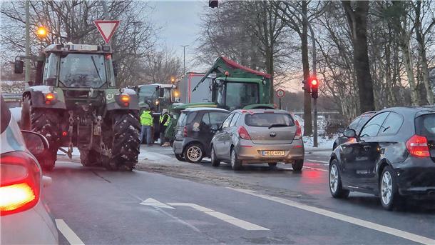 Bauernproteste: Heute Morgen wird der Hafen in Bremerhaven blockiert Nichts geht mehr auf der Cherbourger Straße.