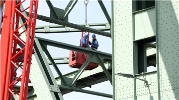 Nichts geht mehr. Die Drehbrücke im Überseehafen ist gesperrt. Nach dem Riss eines Stahlträgers ist sie ein Totalschaden und muss abgerissen werden.