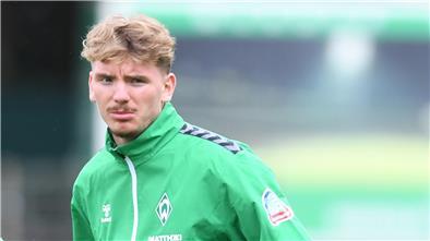 Fußballspieler Nick Woltemade, Mann mit Schnurrbart in grüner Trainingsjacke