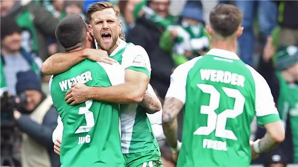 Niclas Füllkrug jubelt mit Anthony Jung (links) und Marco Friedl über die 1:0-Führung.