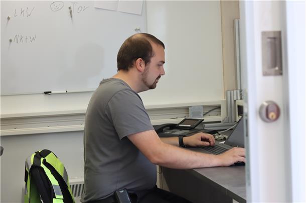 Niclas Kahrs von der Tarmstedter DRK-Bereitschaft sitzt im neuen Arbeitsbereich ...