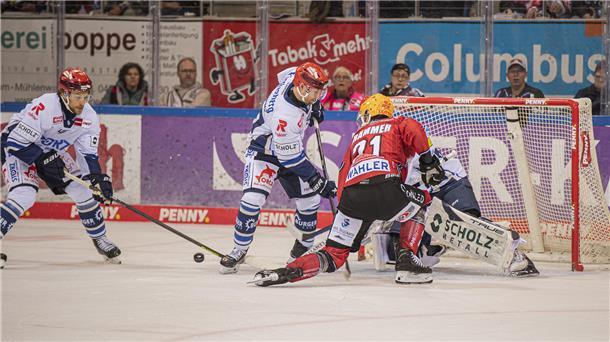 Pinguins kämpfen sich im ersten DEL-Saisonspiel zum ersten Sieg Eine Torraumszene im Eishockey. Nico Krämmer von den Fischtown Pinguins aus Bremerhaven verpasst nur knapp den Puck vor dem gegnerischen Gehäuse.