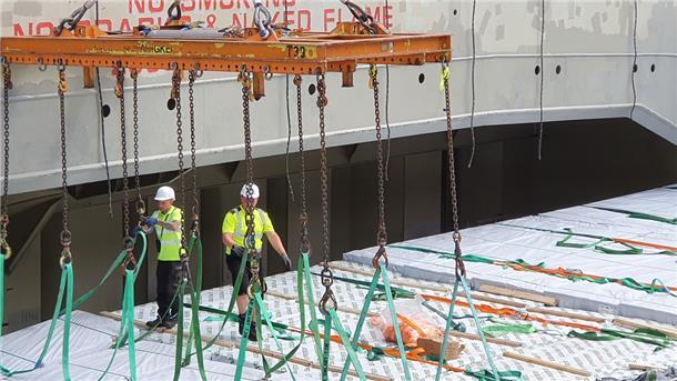 Job am Haken: Trainee-Programm für Hafenlogistiker in Brake Nico Ruschas (links) gemeinsam mit einem Kollegen bei der Arbeit. Der Quereinsteiger hat nun einen Festvertrag bei der Hafenfirma J. Müller.