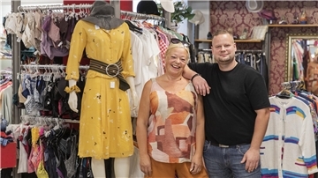 Nico von Bergen und Andrea Calp stehen im Secondhand-Geschäft.