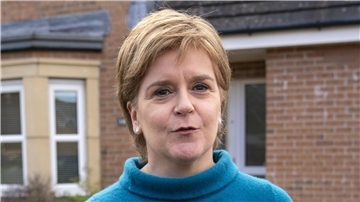 Nicola Sturgeon, die ehemalige Vorsitzende der Scottish National Party (SNP), vor ihrem Wohnhaus in Glasgow.