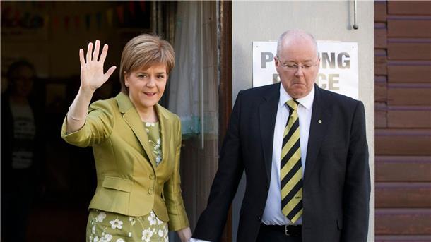 Nach Rücktritt Sturgeons: Ehemann festgenommen Nicola Sturgeon (l.) mit Ehemann Peter Murrell.