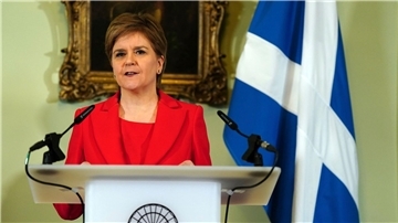 Nicola Sturgeon war im November 2014 als Regierungschefin angetreten, nachdem sich die Schotten in einem ersten Referendum gegen die Unabhängigkeit entschieden hatten - das war allerdings vor dem Brexit. Sie ist damit die am längsten amtierende schottische Regierungschefin.