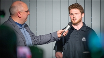 Nicolas Appendino (rechts, hier mit Moderator Matthias Berlinke) wechselt vom EHC Red Bull München zu den Fischtown Pinguins.