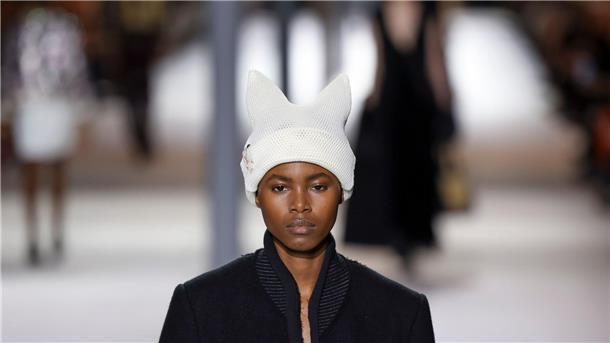 Nicolas Ghesquière nimmt es mit Humor: Seine Strickmützen hat der Designer mit „Katzenohren“ versehen.