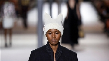 Nicolas Ghesquière nimmt es mit Humor: Seine Strickmützen hat der Designer mit „Katzenohren“ versehen.