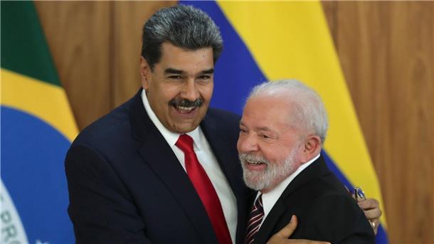 Nicolas Maduro (l), Präsident von Venezuela, umarmt Brasiliens Präsidenten Luiz Inacio Lula da Silva (r) nach einer gemeinsamen Pressekonferenz.