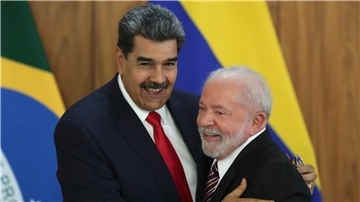 Nicolas Maduro (l), Präsident von Venezuela, umarmt Brasiliens Präsidenten Luiz Inacio Lula da Silva (r) nach einer gemeinsamen Pressekonferenz.