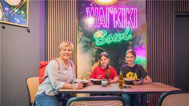 Hawaiianische Bowls in Bremerhaven: Besuch bei Wai`kiki im Outlet Nicole Grobe, Tochter Nena und Matilda Ott genießen die frische Bowl-Vielfalt im neuen Wai'Kiki Bowl. Sie machen Urlaub in Bremerhaven und stammen aus dem Hunsrück in Rheinland-Pfalz.