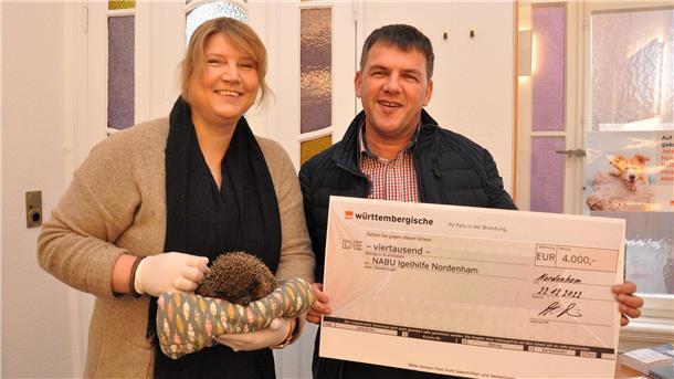 4000 Euro für die Igelhilfe in Nordenham Nicole Schneider von der Igelhife ist glücklich über die großzügige Spende, die ihr Mario Adamietz von der Württembergischen Verscherung überreicht hat.